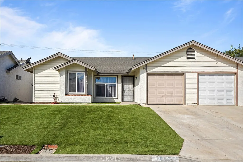 3 bed, 1.5 bath, 1052 sqft, $2,500 — Photo 1
