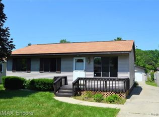 6412 Saline Dr, Waterford, MI 48329