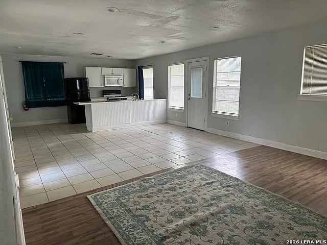 2 bed, 1.5 bath, 1537 sqft, $1,200 — Photo 2
