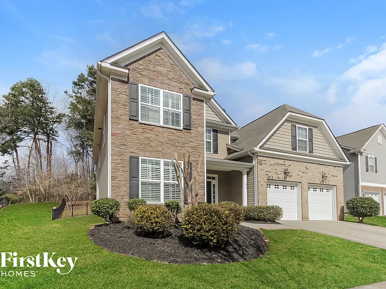 1057 McLaren Dr — Photo 2