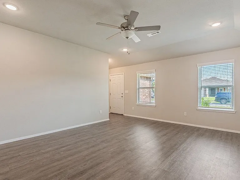 992 E Starling St — Photo 5
