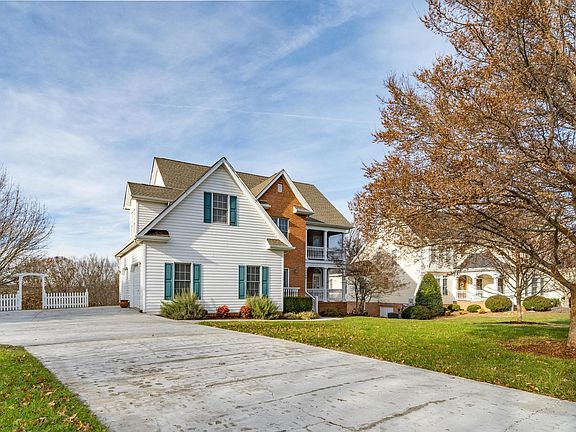 3rd image of 309 Scenic Oak Dr