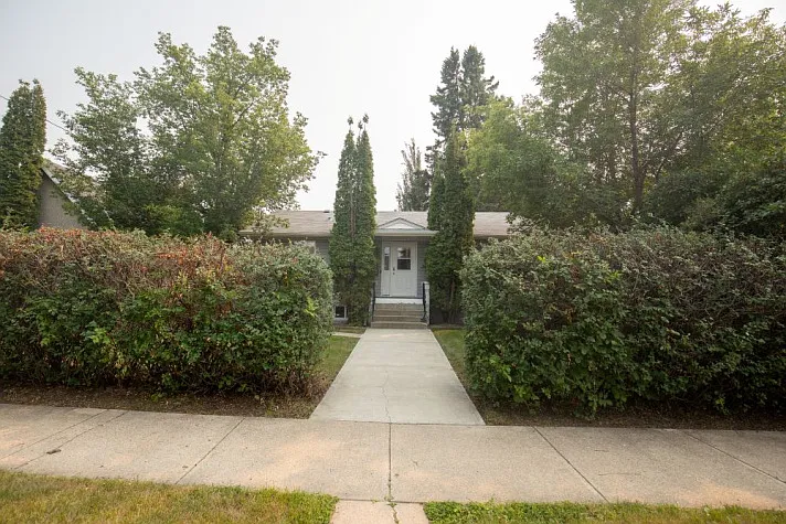 Beautiful Bungalow In Michener Hill! LARGE detached Garage! — Photo 1