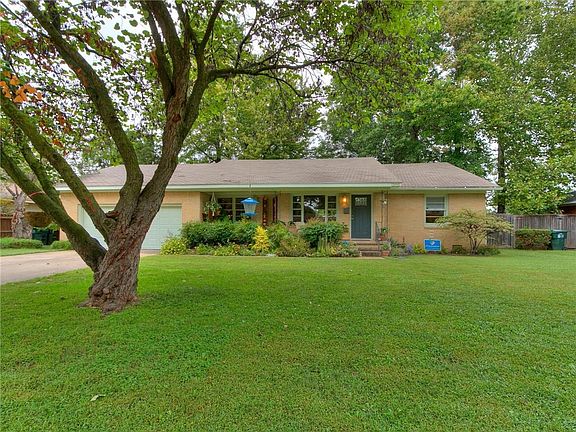 3rd image of 1309 Sunset Dr