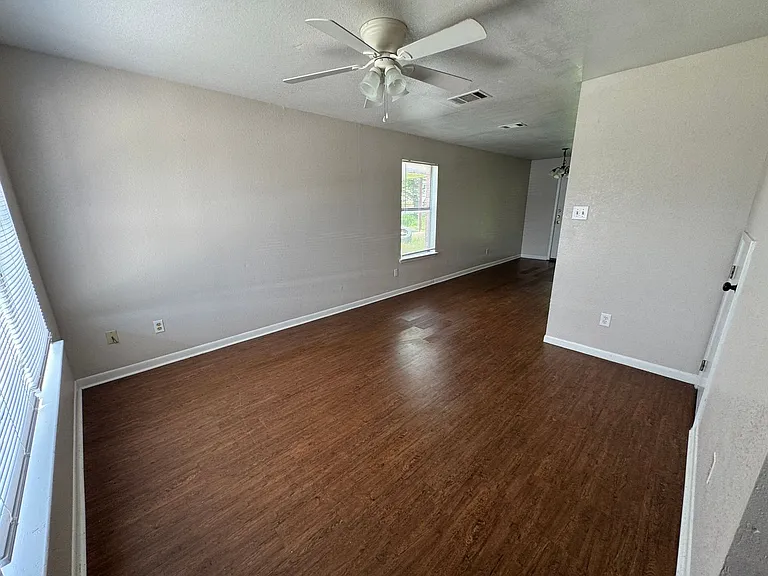 1210 Monroe Lp — Photo 3