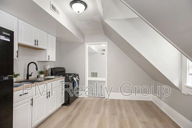2 bed, 1.0 bath, 964 sqft, $1,100 — Photo 3