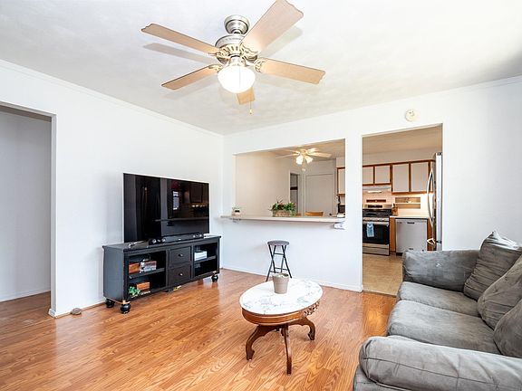4th image of 210 Cypress St
