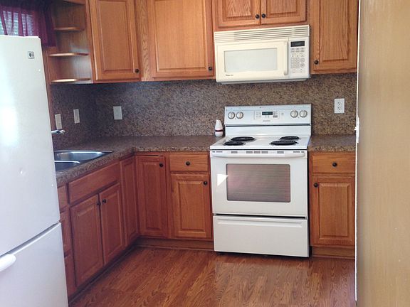 2nd image of 208 Poplar St E
