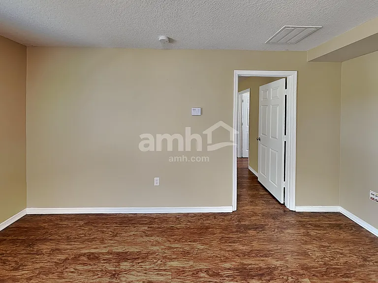 1733 Strathmore Cir — Photo 4