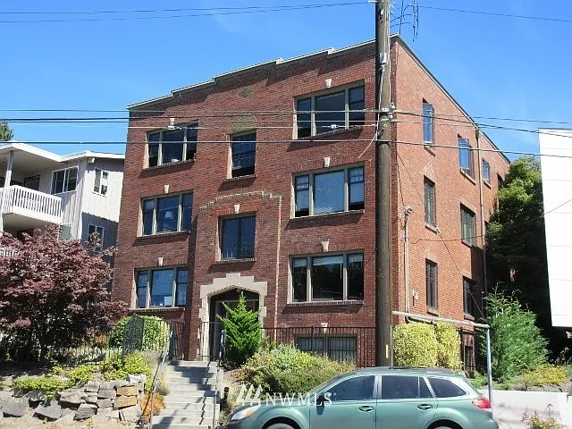 1404 Olympic Way W photo 1