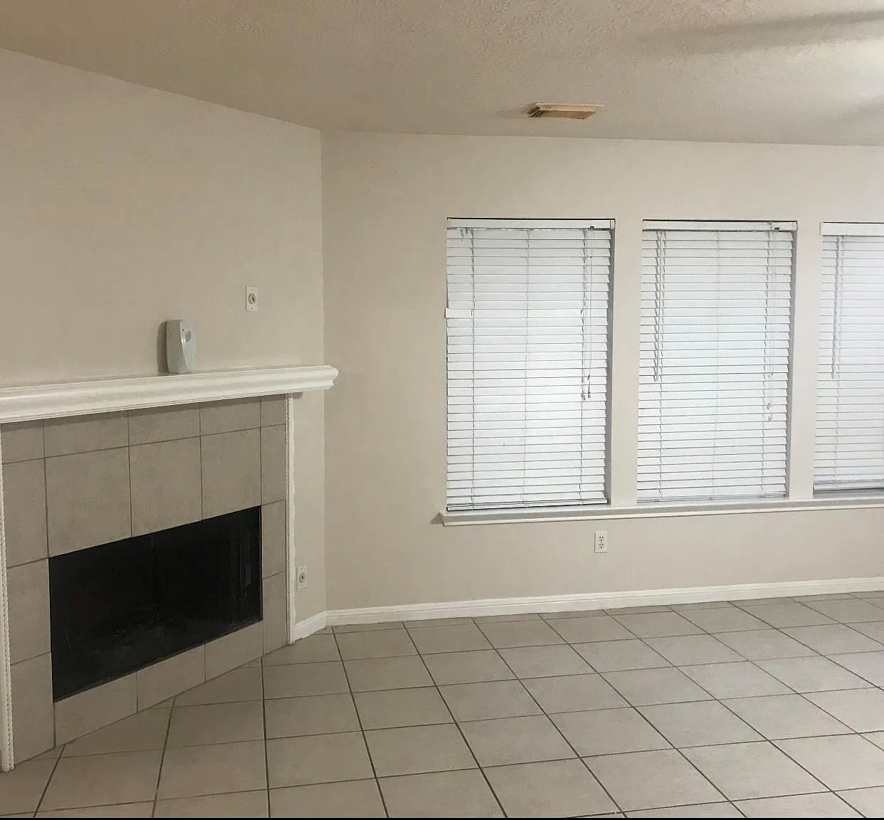 4 bed, 2.5 bath, 2374 sqft, $2,495 — Photo 3