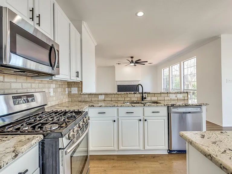 4705 Sabine St — Photo 12