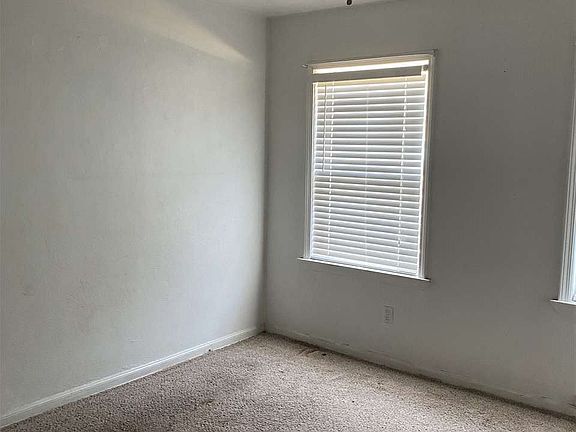 3rd image of 4909 Ravenswood Ave