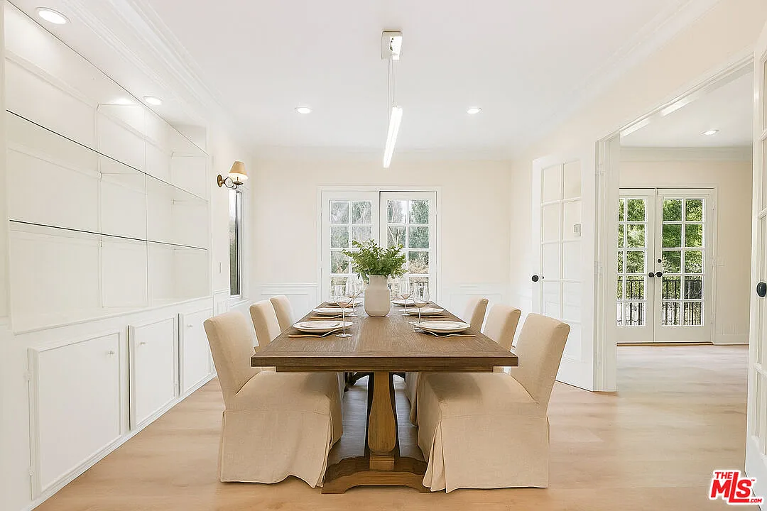 3 bed, 4.0 bath, 3700 sqft, $12,500 — Photo 3