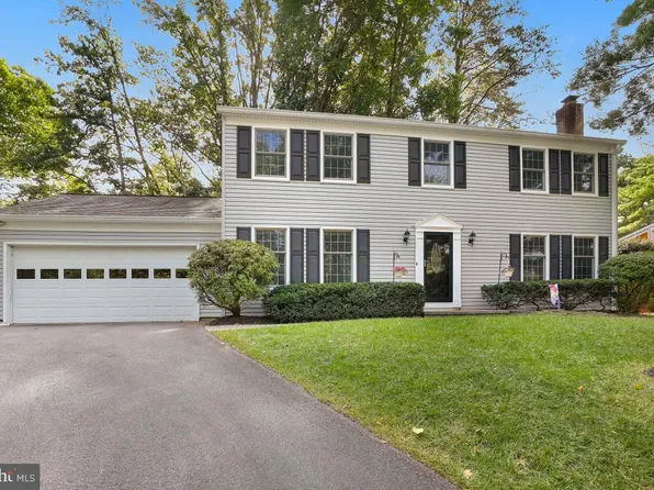 10927 Howland Dr, Reston, VA 20191