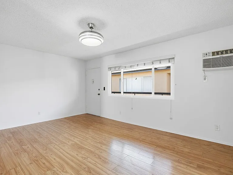 6640 Darby Ave — Photo 21