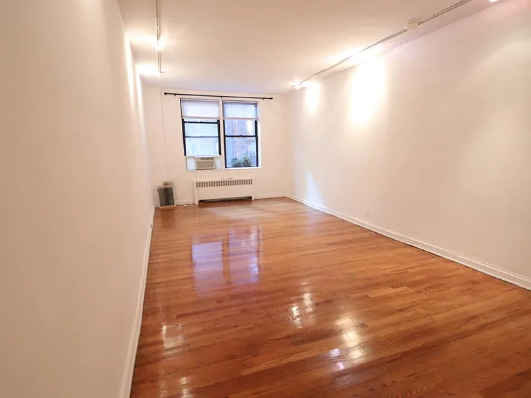 120 E 62nd St #4C — Photo 3