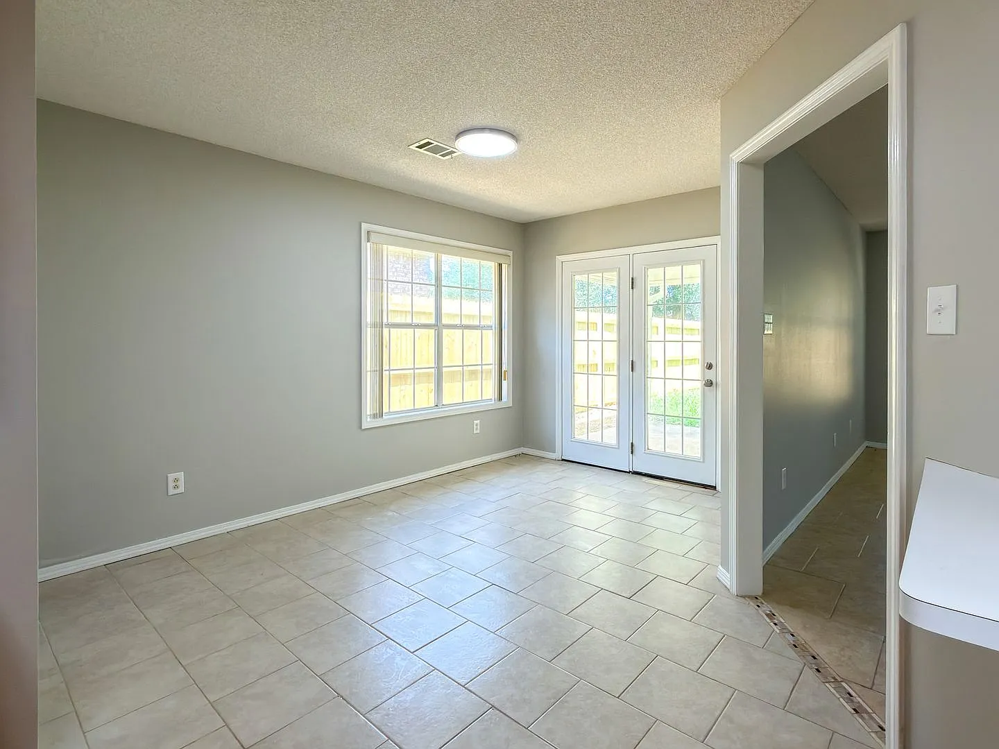 * Move-In Special * Brick Home for Lease! - 3 Bed, 2 Bath, 2 Car Garage near Ben Geren Public Gol... — Photo 4