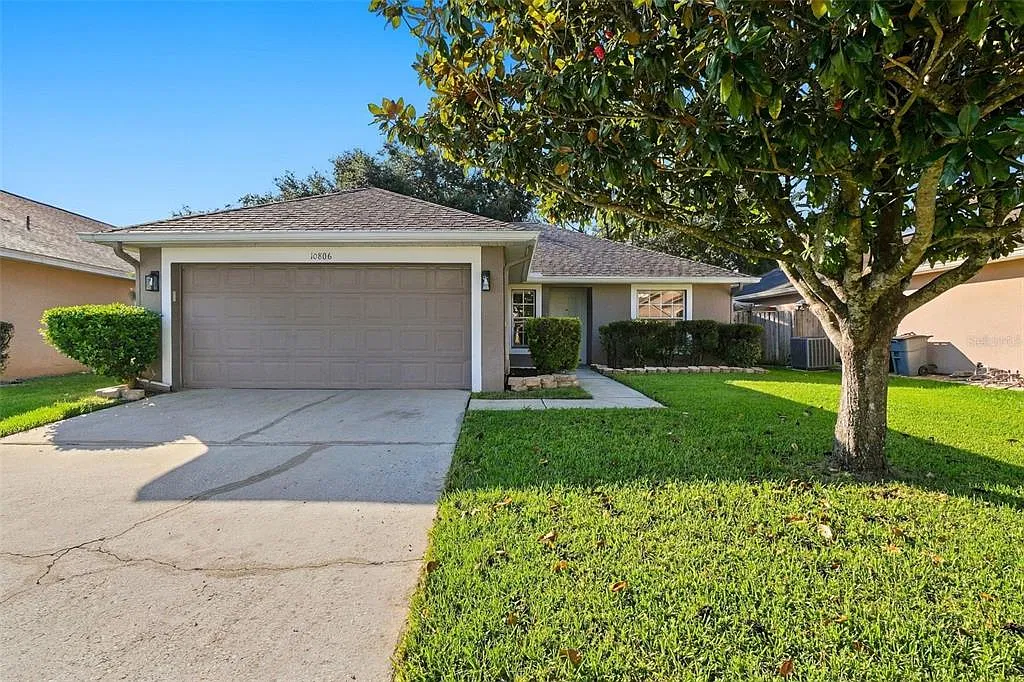 3 bed, 2.0 bath, 1184 sqft, $2,300 — Photo 1