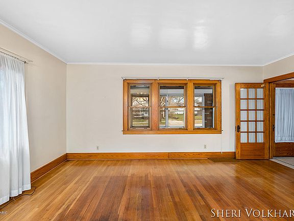 4th image of 1940 Coit Ave NE