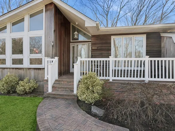 80 Grandview Lane, Smithtown, NY 11787