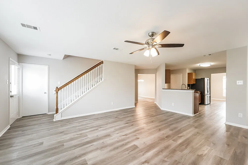 4 bed, 2.5 bath, 2377 sqft, $2,305 — Photo 4