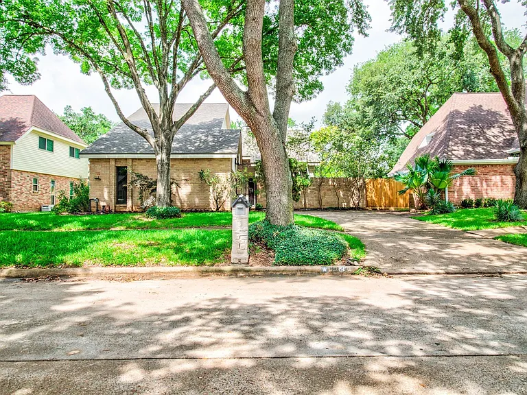 8022 La Brea Dr — Photo 2