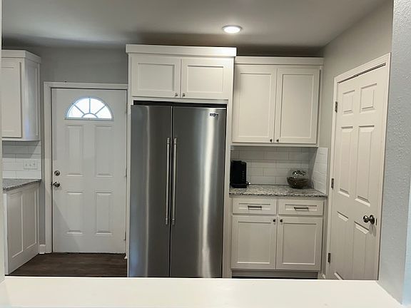 4th image of 409 W Maple Ave #B