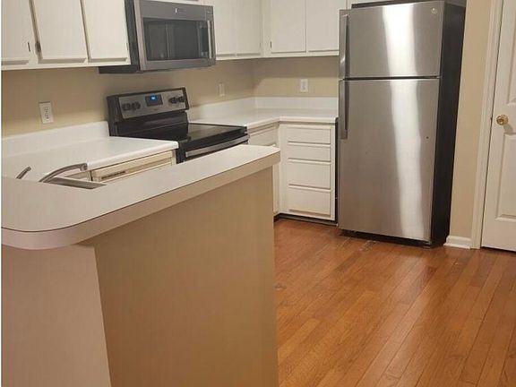 3rd image of 112 Breezewood Dr APT E