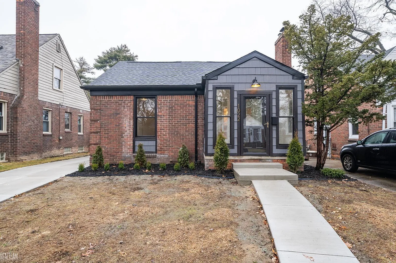 1022 Marshfield St photo 1