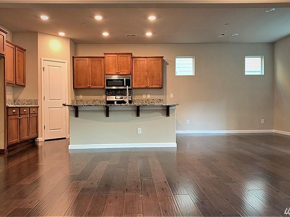 5th image of 625 Birchwood Dr SW