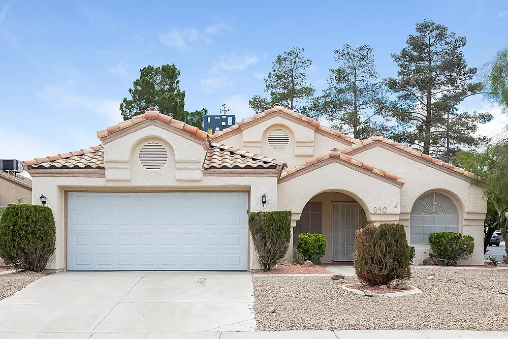4 bed, 2.0 bath, 1577 sqft, $2,590 — Photo 1