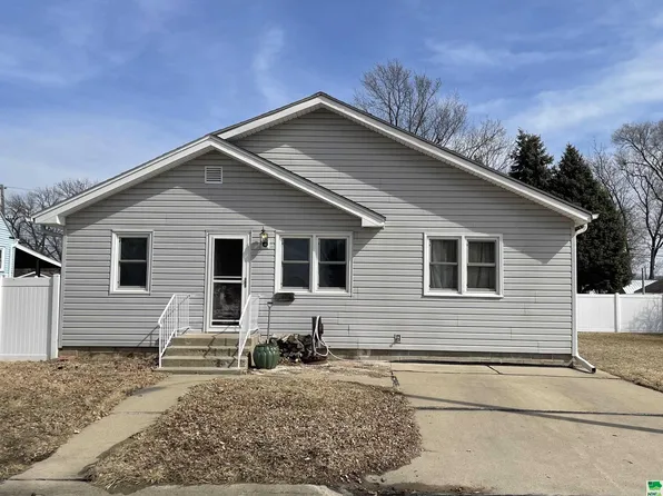 112 Wallace Ave, North Sioux City, SD 57049