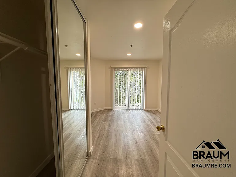 7323 WINNETKA — Photo 30