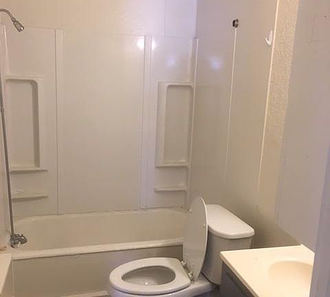 4th image of 410 SE 15th Ave APT B