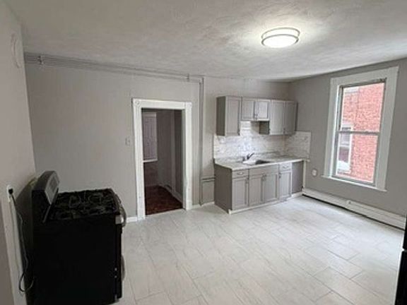 2nd image of 172 Glen St #3L