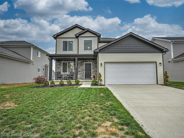 386 Edge Brook Dr, Holly, MI 48442