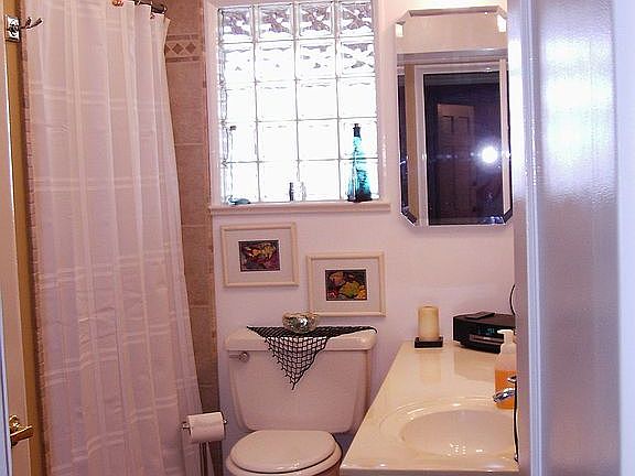 Remodeled Bath w/Dark Oak Laminate Floors 