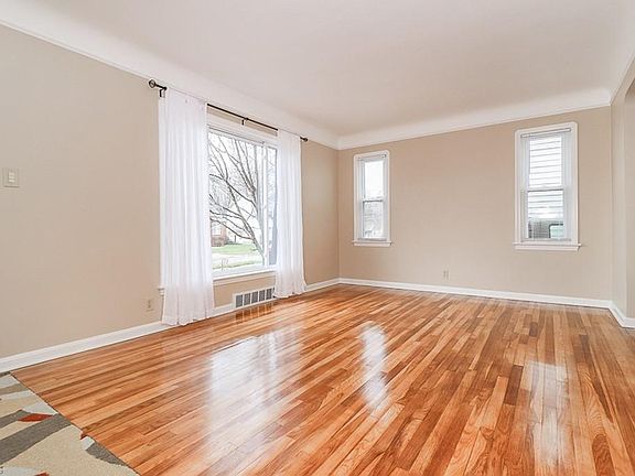 5th image of 2825 Parklane Dr