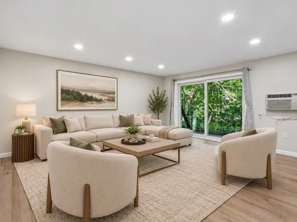 58 Edgelawn Ave APT 8, North Andover, MA 01845
