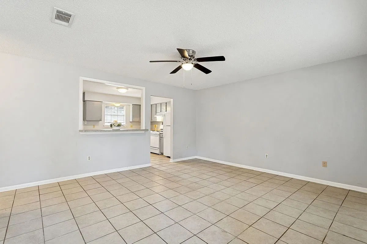 2 bed, 1.0 bath, 926 sqft, $1,300 — Photo 4