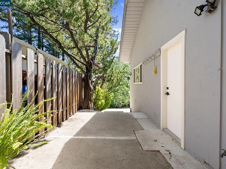 1021 Windsor Dr — Photo 25