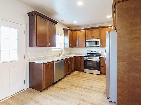 5th image of 931 Campbell St