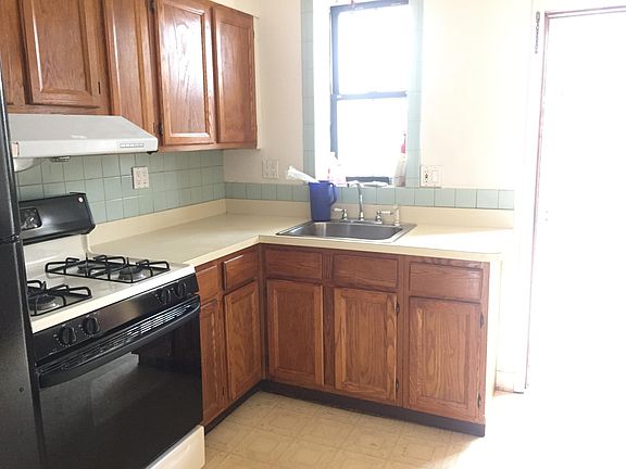 4th image of 2403 S Alder St