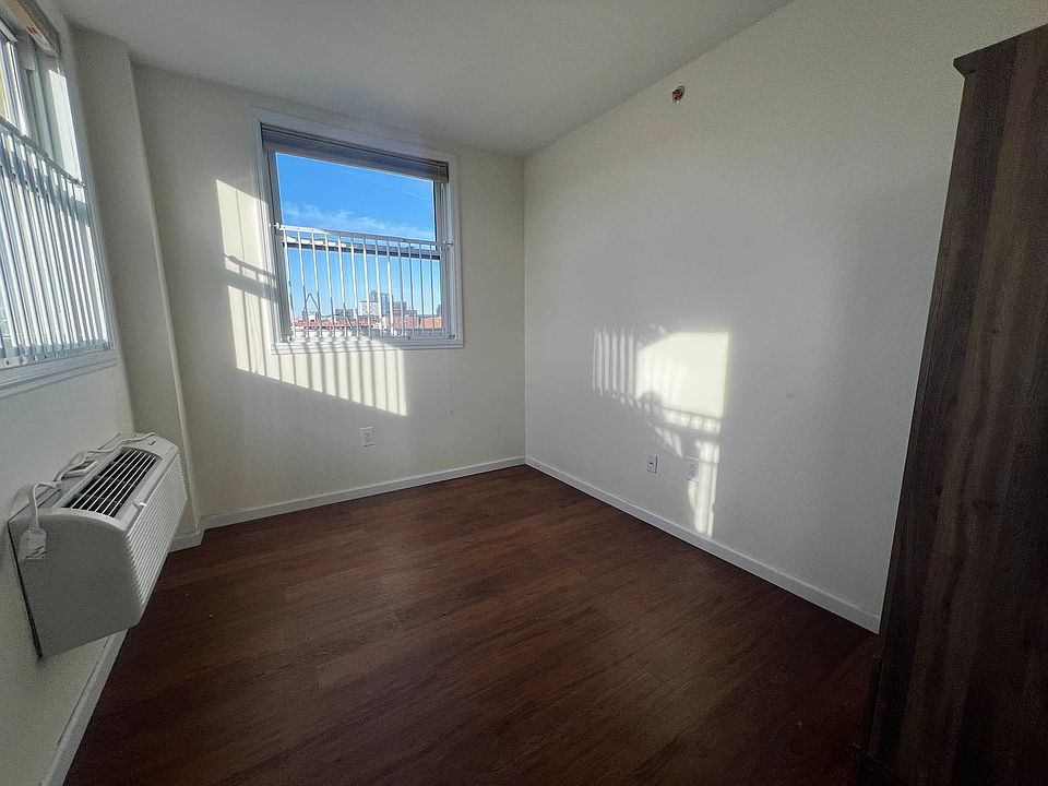 2nd image of 2203 Clarendon Rd #2D