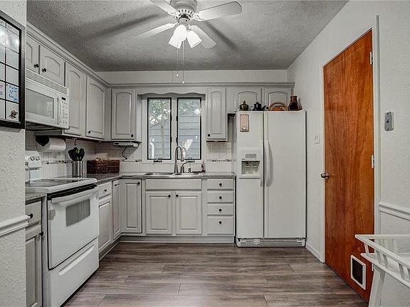 3rd image of 8201 W 85th Ter