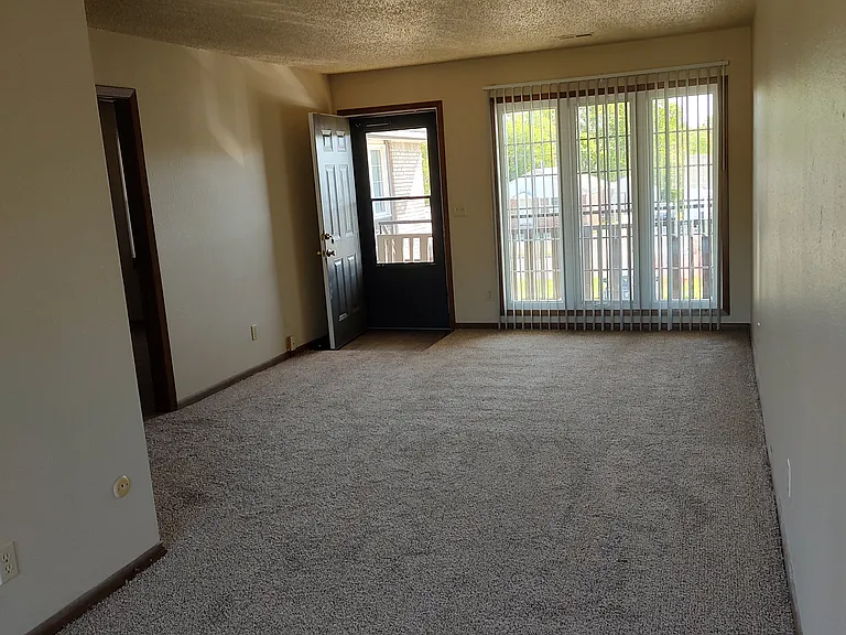 547 N Oliver Ave — Photo 6