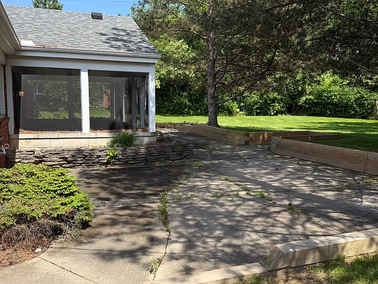 28030 W River Rd — Photo 5