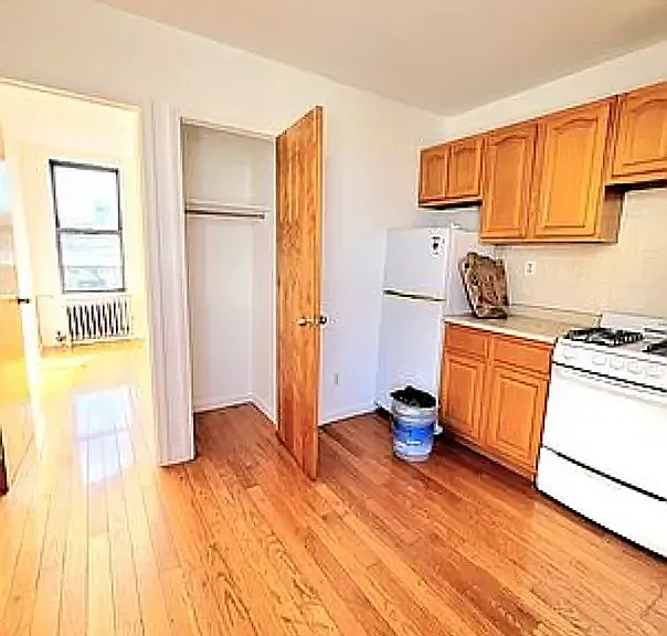 206 E 10th St #5V — Photo 6