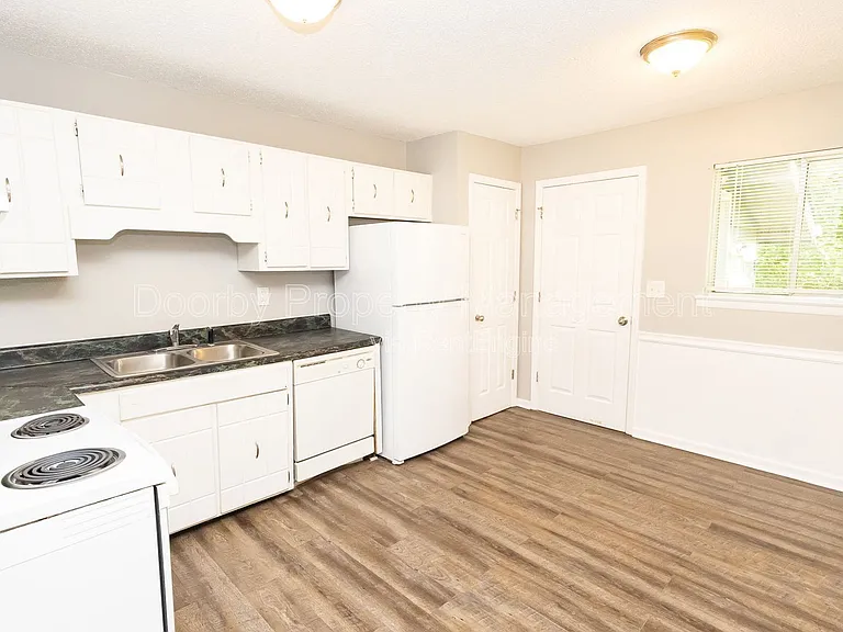 901 Forest Dale Ln #B — Photo 3